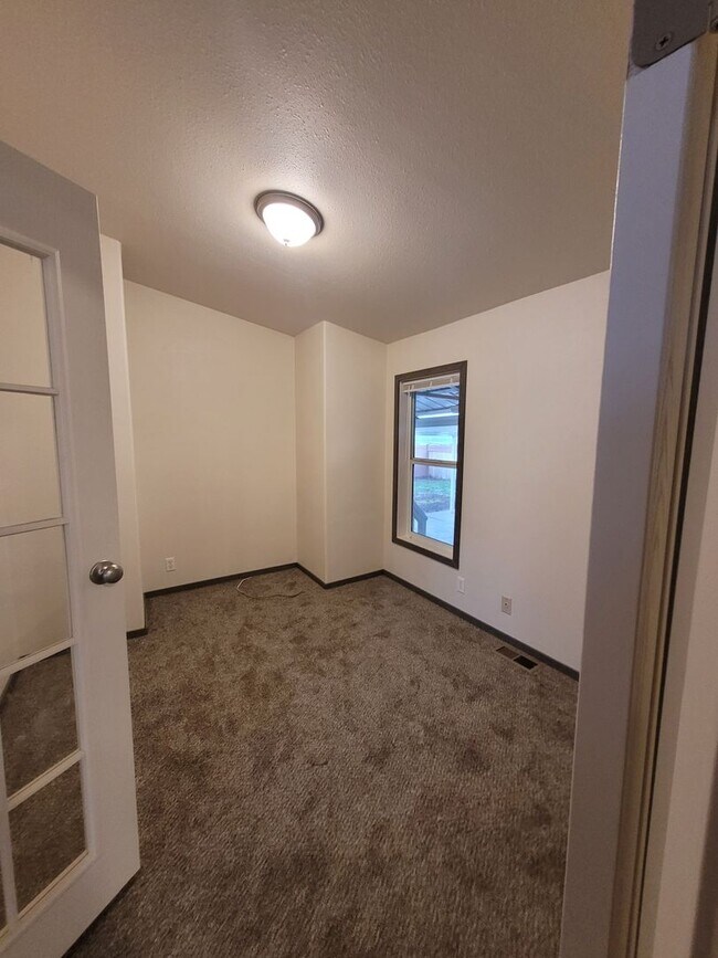 Building Photo - 3Bed : 2Bath Home with 2 Car Garage and Ac...