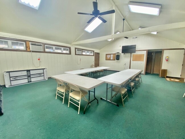 Building Photo - 2 Bed, 2 Bath Townhouse in Salt Lake near Stadium Mall & Rail Station!