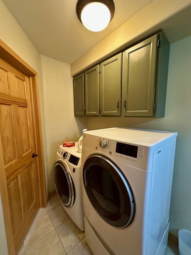 Building Photo - 4BD Duplex - Premium Location, Lots of Space, Nice Finishes