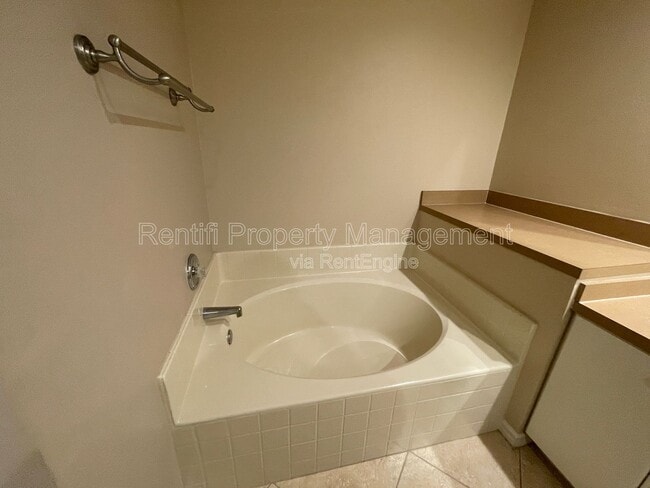 Building Photo - 1710 SW 10th Pl