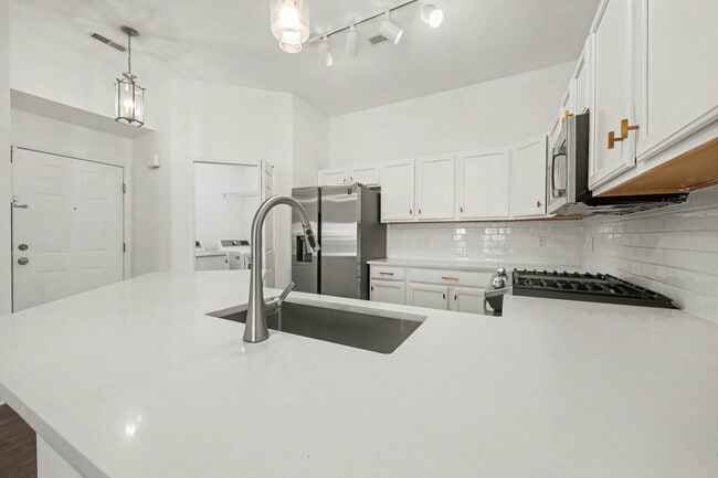 Building Photo - 2259 S Main St