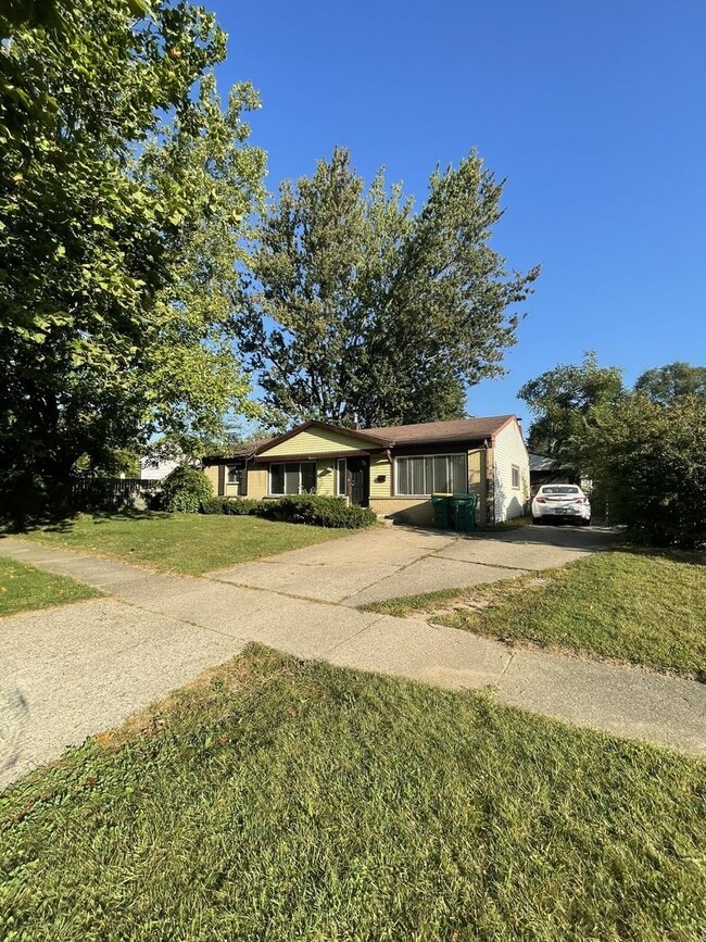 Building Photo - Three Bedroom Home in Sugarbrook Area!