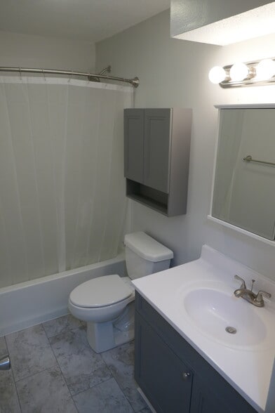 Bathroom - 6902 Urbandale Ave