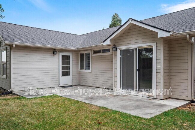 Building Photo - 543 W Bosanka Dr