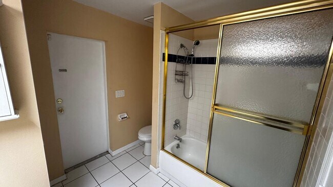 Building Photo - SPACIOUS 4-BEDROOM HOME WITH SCREENED POOL IN SE CAPE CORAL