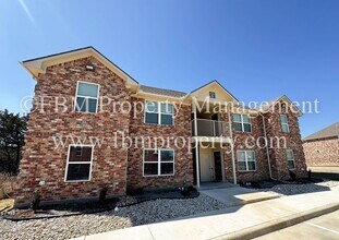 Building Photo - Hidden Creek, Unit 522 - Gorgeous 2 Bedroom, 2 Bathroom Townhome in Ennis, TX!