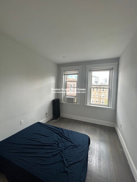 Building Photo - 102 Queensberry St