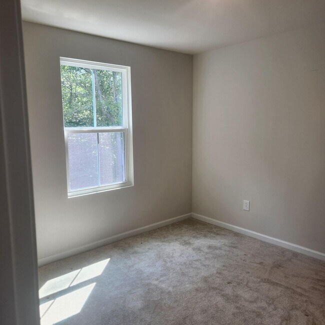 Building Photo - 312 Normandy Cres
