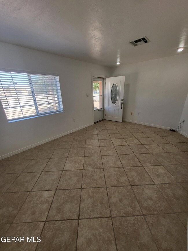 Building Photo - 4600 Sierra Vista Dr