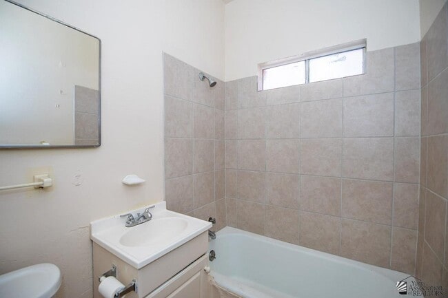 Building Photo - 632 S 4th Ave