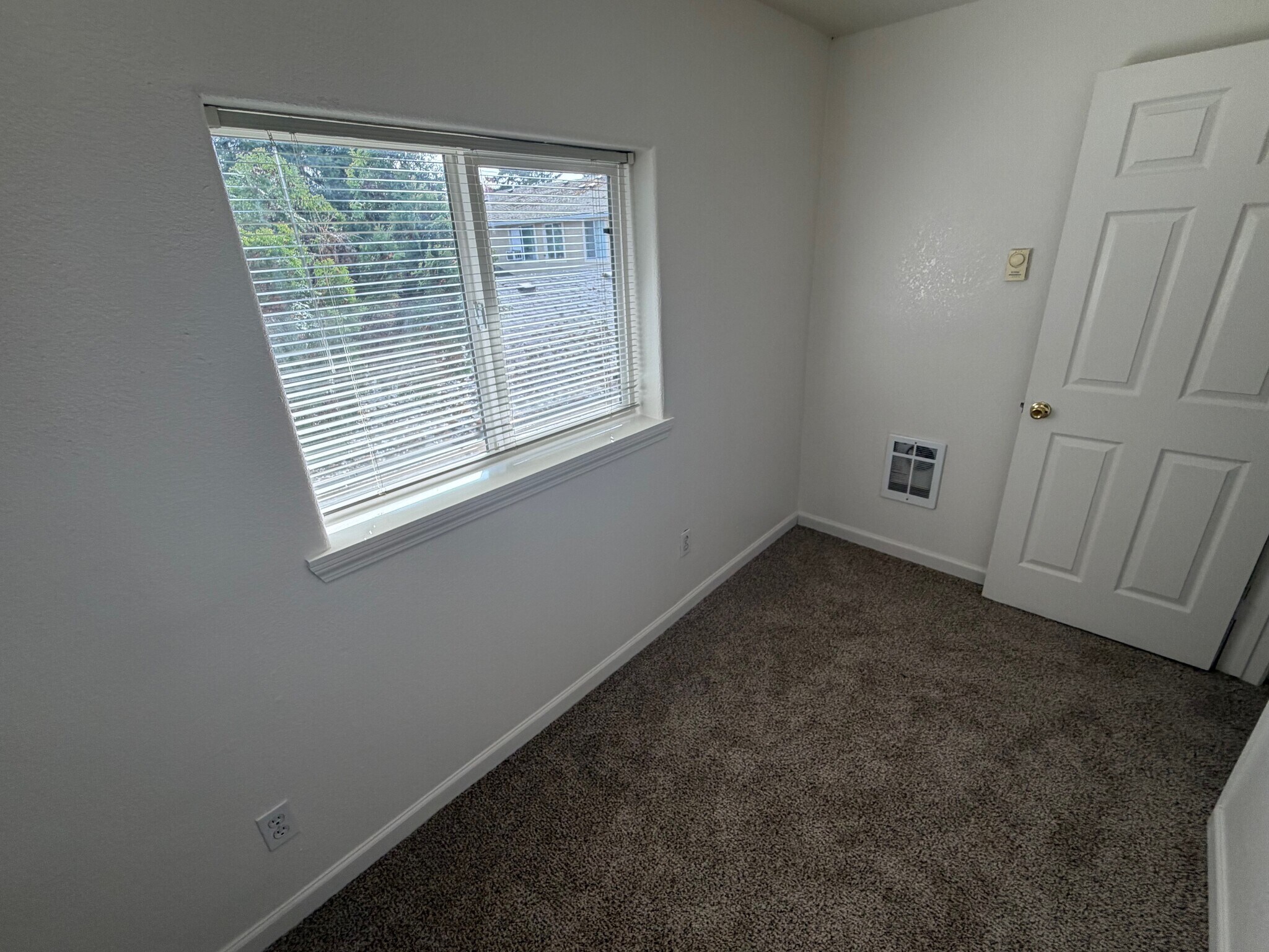 Building Photo - 4338 Ward Pl NE