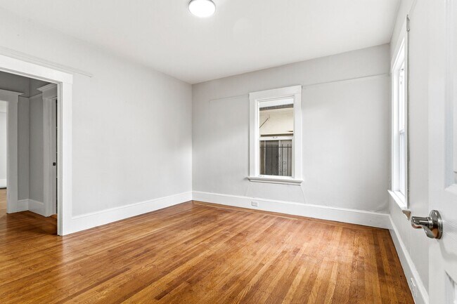 Building Photo - Freshly Renovated 1 Bed, 1 Bath Oakland Home with In-Unit Laundry
