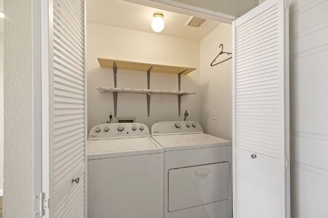 Building Photo - "Chic & Spacious 2-Bed, 2-Bath Condo with Granite Elegance in Littleton!"