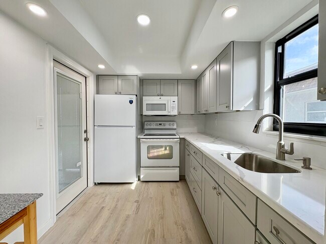 Building Photo - 305 SE 9th Ave