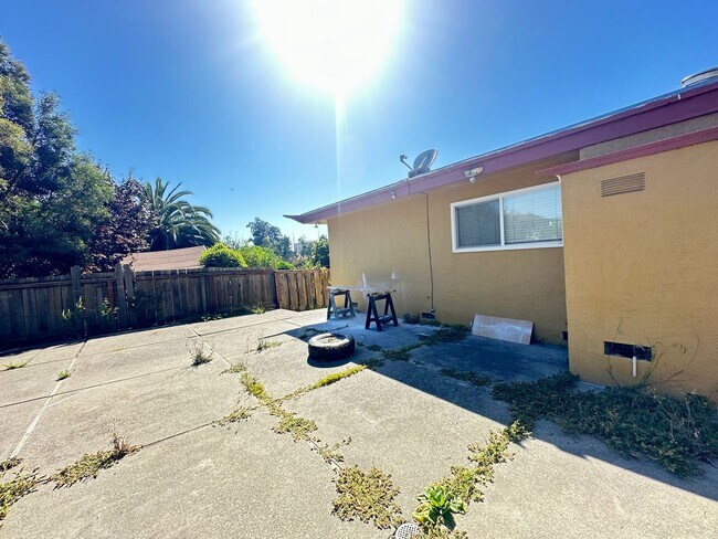Building Photo - 3408