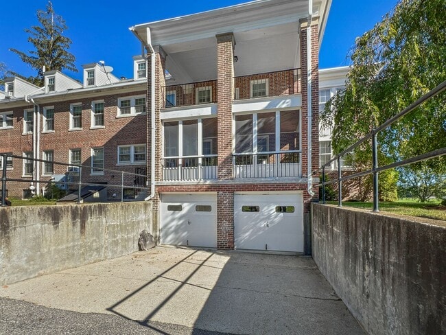 Building Photo - 27 Elm Rd