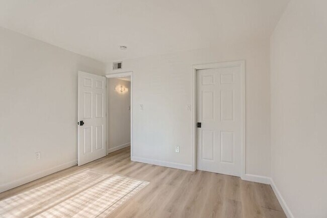 Building Photo - Updated 1BR in Prime DTC Location