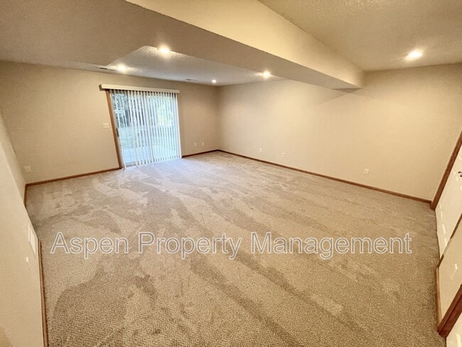 Building Photo - 626 Tipperary Rd