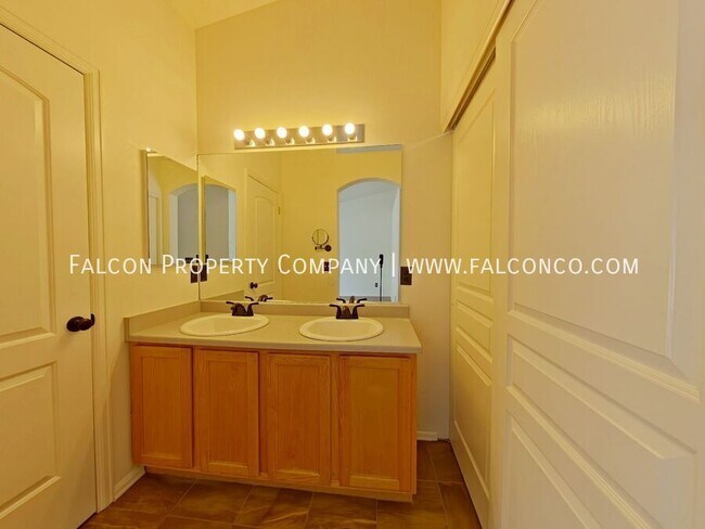 Building Photo - 4198 Vernal Cir