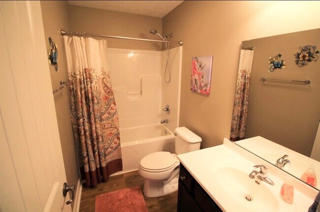 Building Photo - Ranch Style House...3 Bedroom 2 Bath