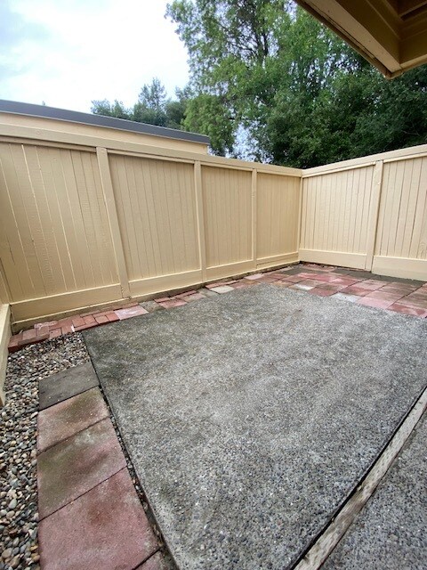front patio - 1501 Woodlake Dr