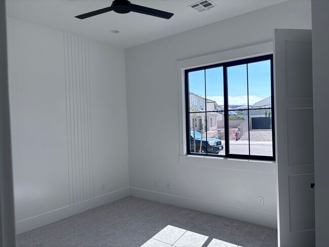 Building Photo - Brand New 6 Bed 4 bath home with built in ...
