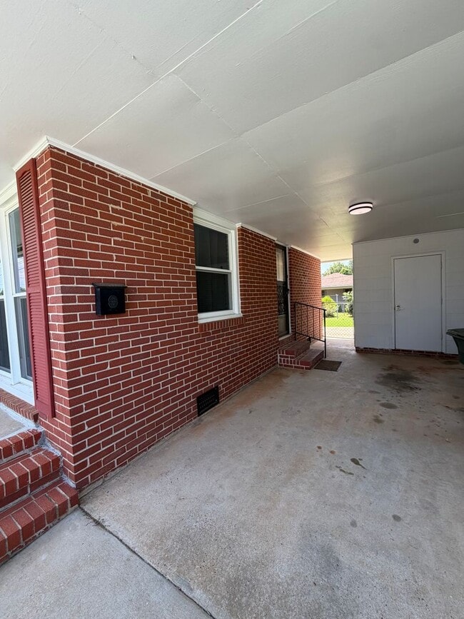 Building Photo - 501 E Watts St