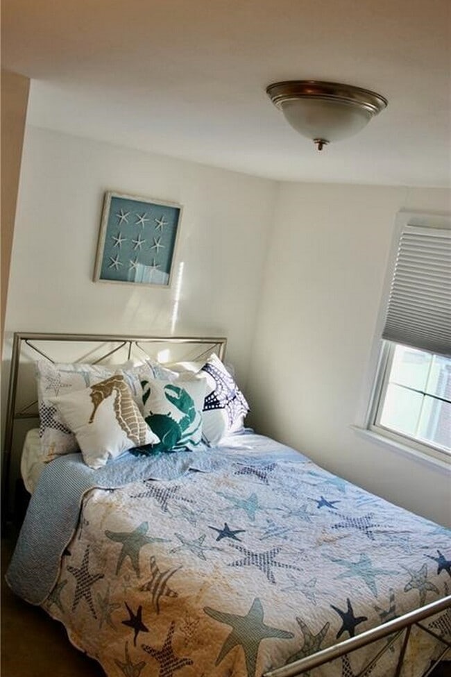 Building Photo - 5 Meriden Rd