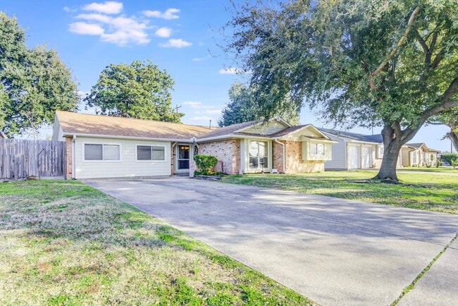 Building Photo - 3811 Bennett Dr