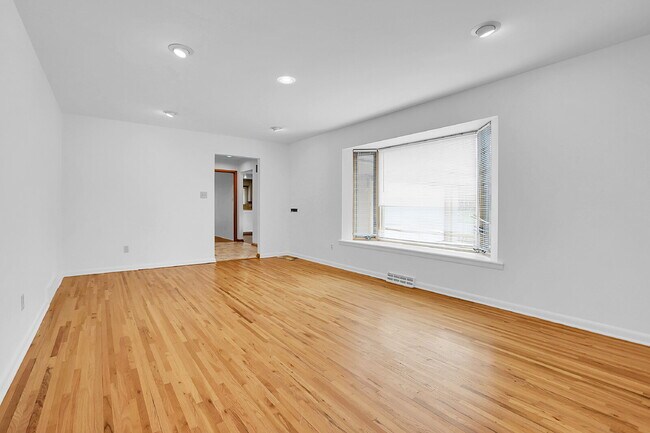Building Photo - $3,000.00, 3 Bed, 3 Bath, Single Family Ho...