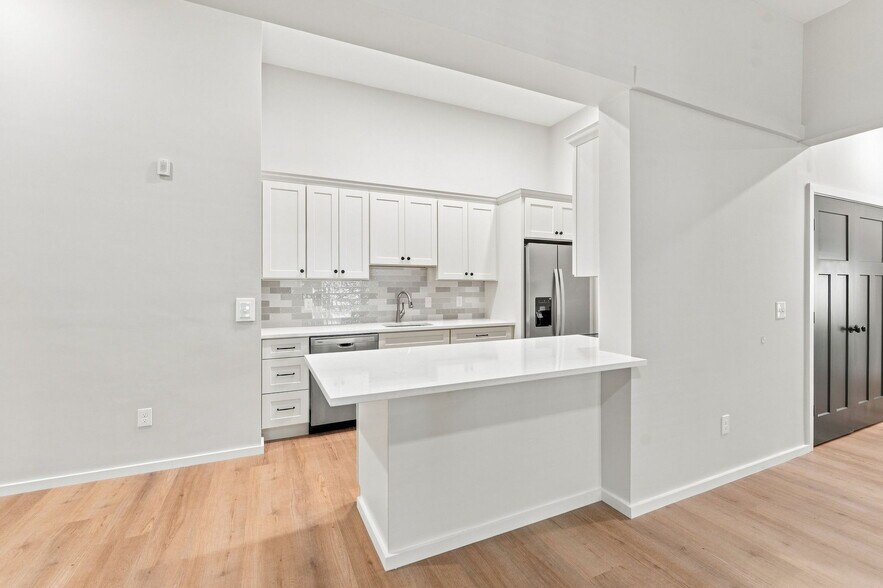 Building Photo - 1568 Lonsdale Ave