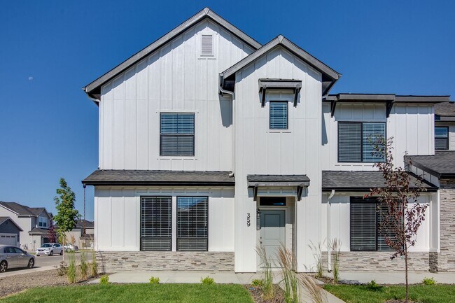 Building Photo - This gorgeous 3 bedroom, 2.5 bath townhome is 1440 square feet of HOME!