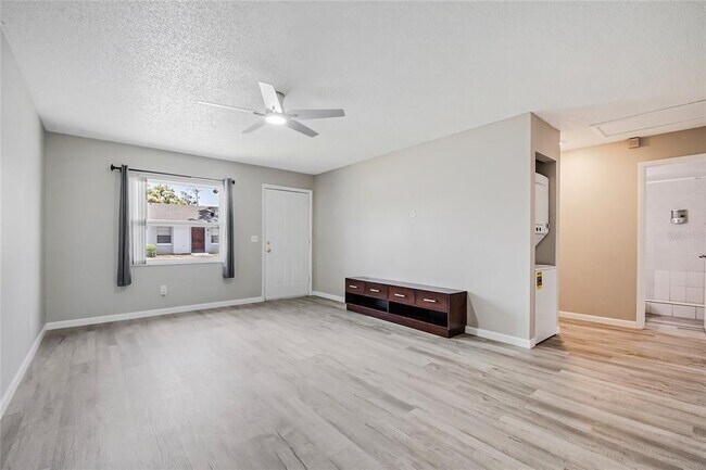 Building Photo - 106 Lake Villa Way