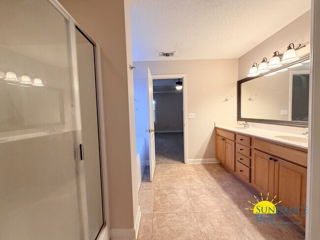 Building Photo - Charming 3-Bedroom Home in Elliott Point, Fort Walton Beach!