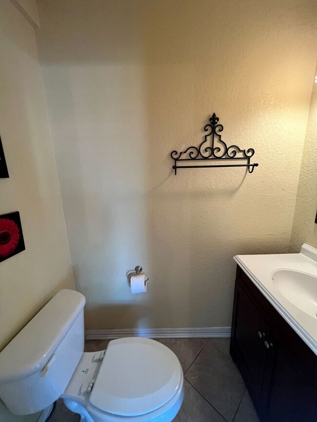 Building Photo - 2 bed, 1.5 bath beautiful townhouse