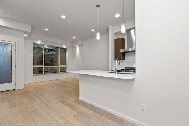 Building Photo - Modern 2 bed/3.5 bath Seattle townhome