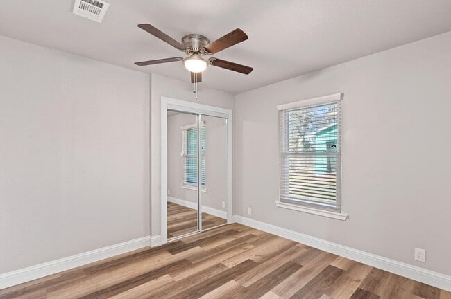 Building Photo - 423 E Morton St