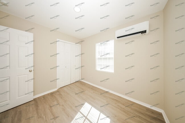 Building Photo - 1020 S Holly Dr