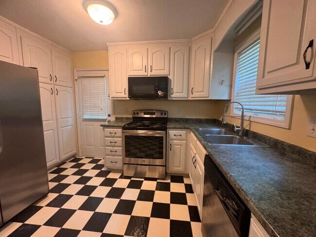 Building Photo - 547 Lockwood Dr