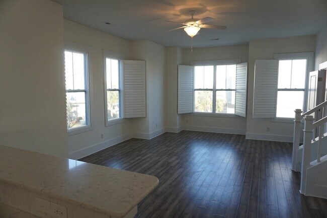 Building Photo - 3BR/3.5BA End Unit Townhome in Summerwalk!  $2,975/month - Pet friendly*