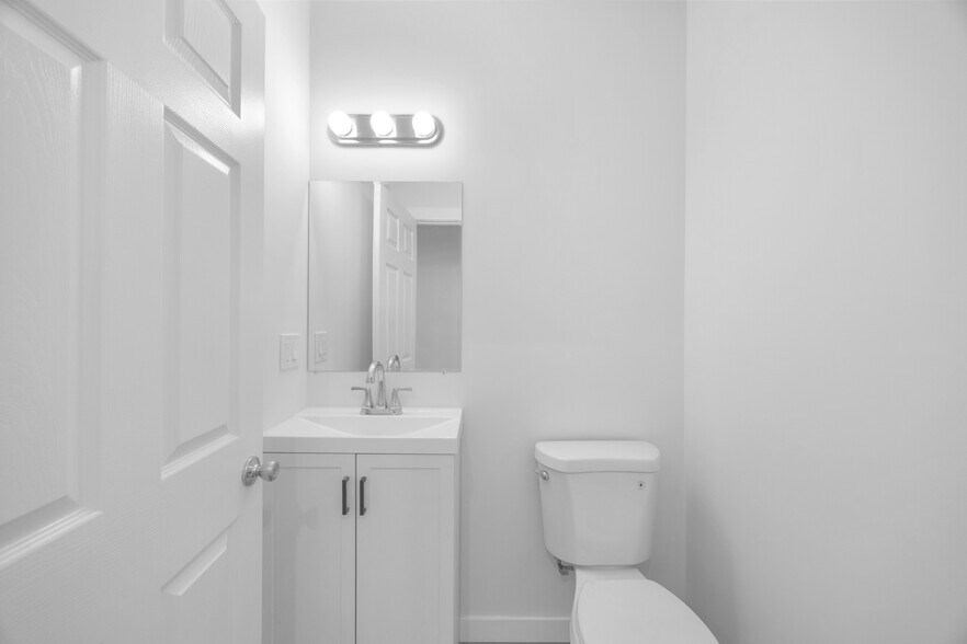 Building Photo - 2210 Pine Ave