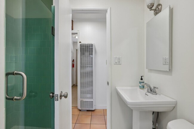 Building Photo - 3Bd/2ba Home w/parking in Santa Monica