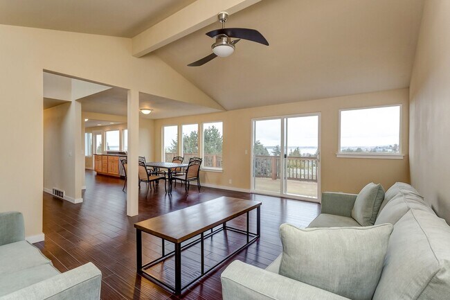 Building Photo - Large 4 Bedroom Edgemoor Home w/ Mother-in-law Suite
