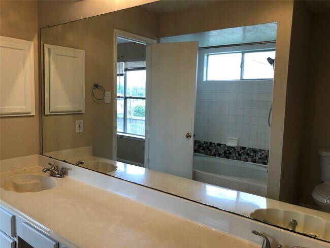 Building Photo - 10330 Timberloch Dr