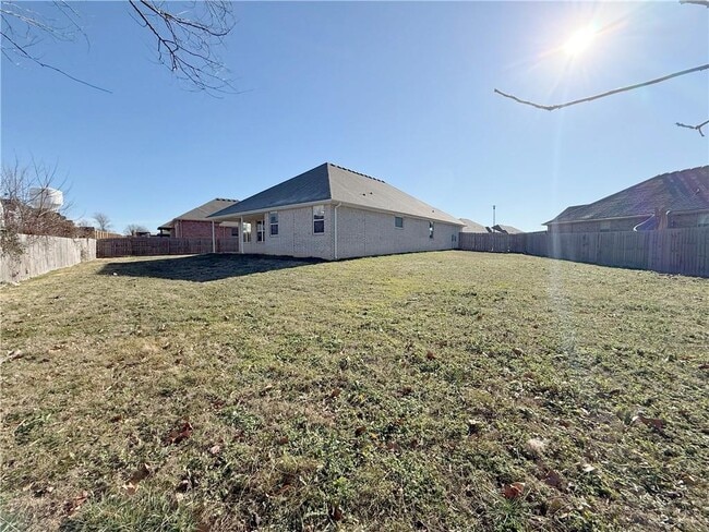 Building Photo - 348 Fox Cir