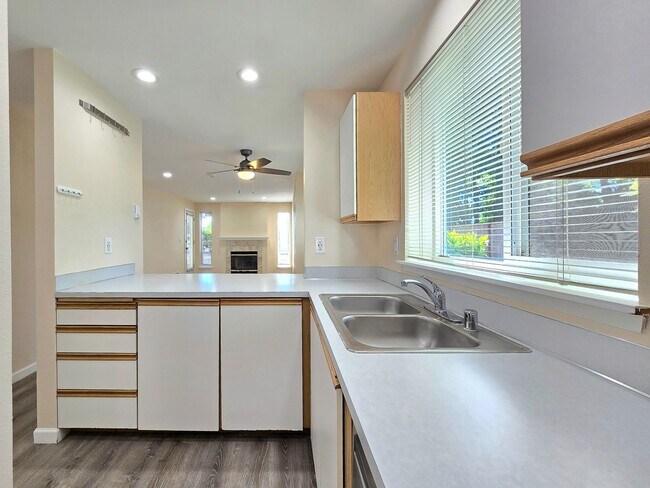 Building Photo - 2 Bedroom Condo In Lynnwood Available Now