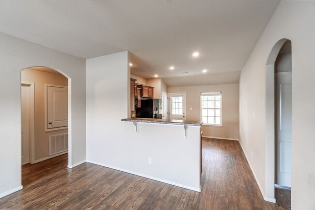 Building Photo - Secure Comfort: Beautiful 3 Bed, 2 Bath Ho...