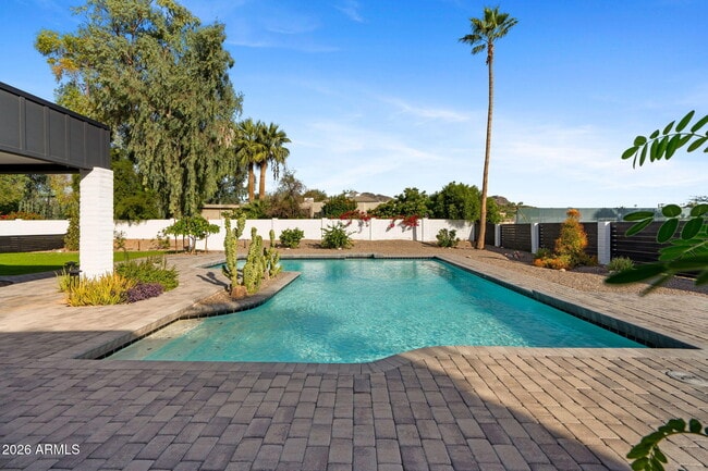 Building Photo - 3842 E San Miguel Ave