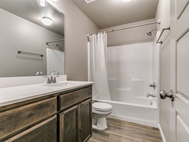 Building Photo - 3 bedroom, 2 bathroom, 2 car garage