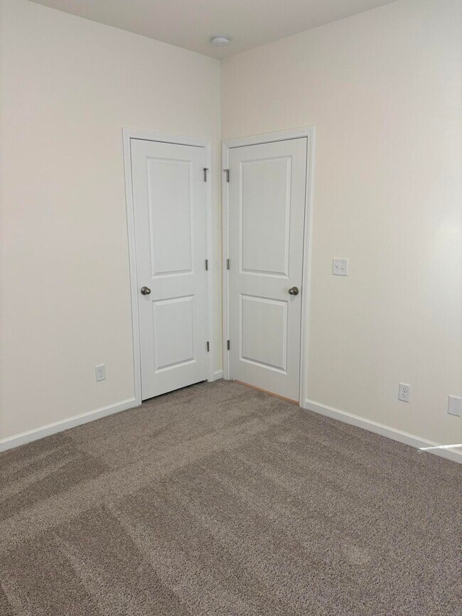 Building Photo - 370 Acorn St